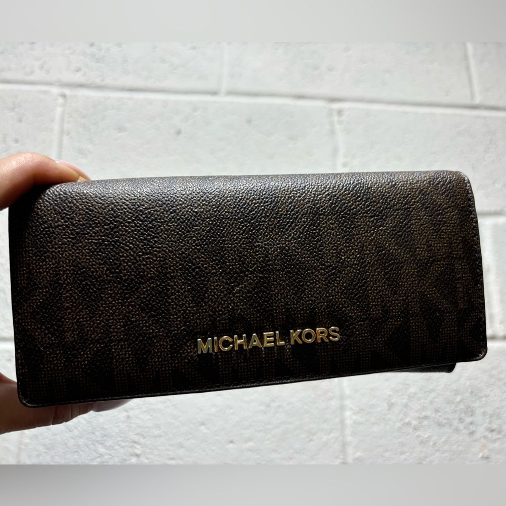Beautiful MK wallet with color inside !!!